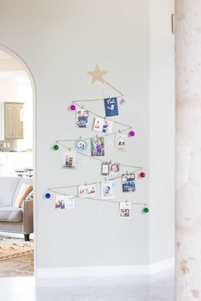 albero di natale con biglietti di auguri