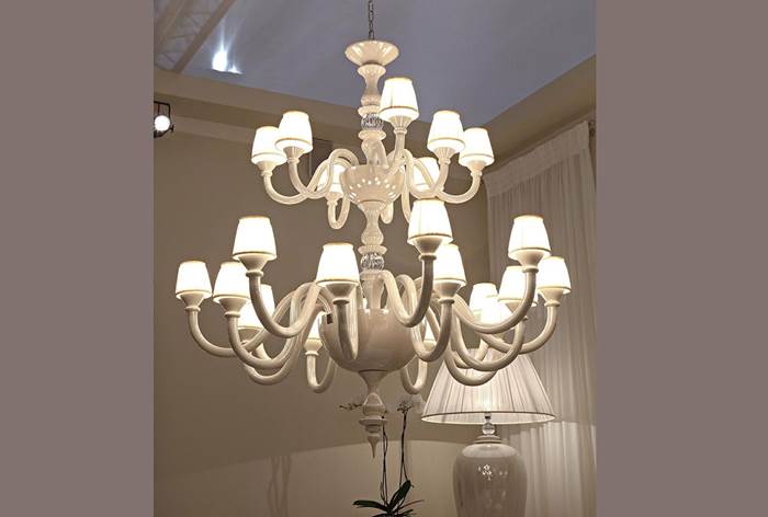 Lampadario a più bracci in ceramica