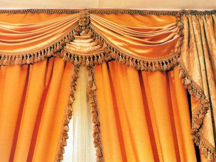 mantovana con drappeggio a festone multiplo