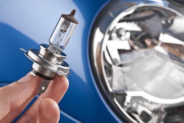 Sostituzione lampada auto.