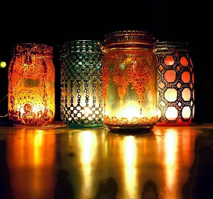 candele in barattoli colorati