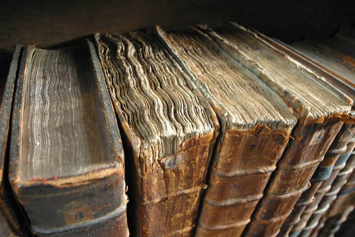 Oservazione degli elementi del libro da restaurare