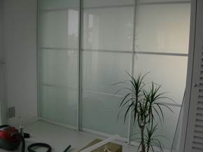 Vantaggi e prezzi dei vetri sabbiati