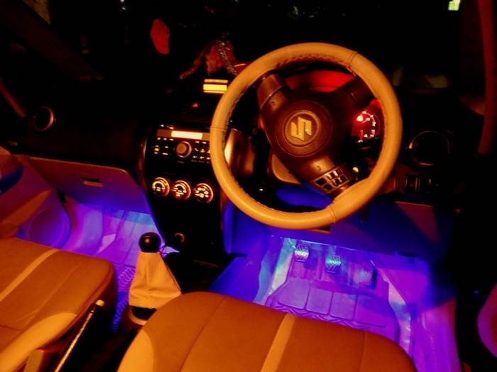 Automobile con illuminazione interna a LED