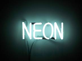 Quanto consuma una luce al neon