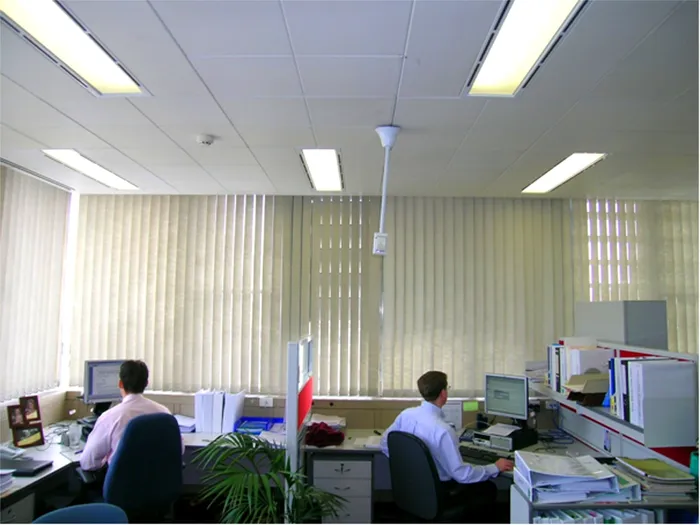 dipendenti in ufficio ben illuminato