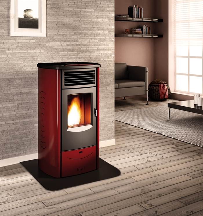 stufa pellet rossa salotto