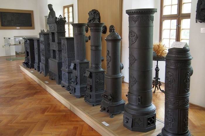 Esposizione di stufe in ghisa