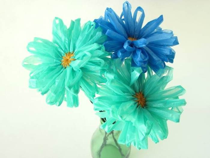 fiori realizzati con dei sacchetti di plastica