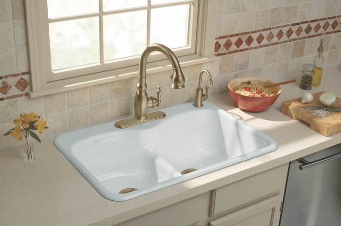 Lavello in ceramica con rubinetti dorati