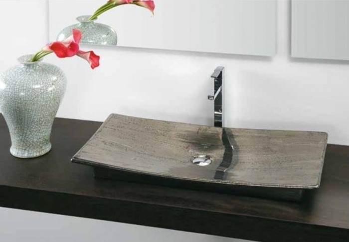 Lavabo da appoggio con rubinetteria