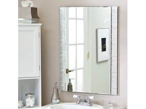 Installare uno specchio in bagno