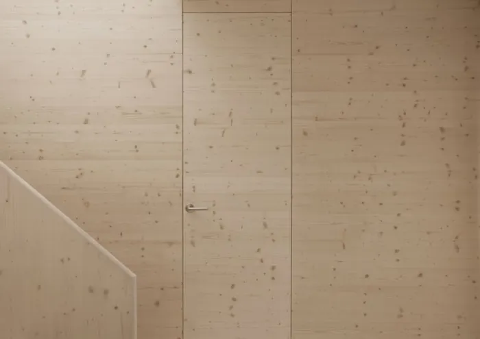 Porta a filo muro in legno