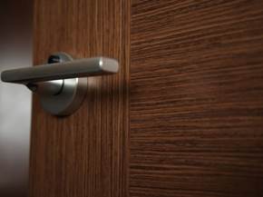 Montare porte in legno
