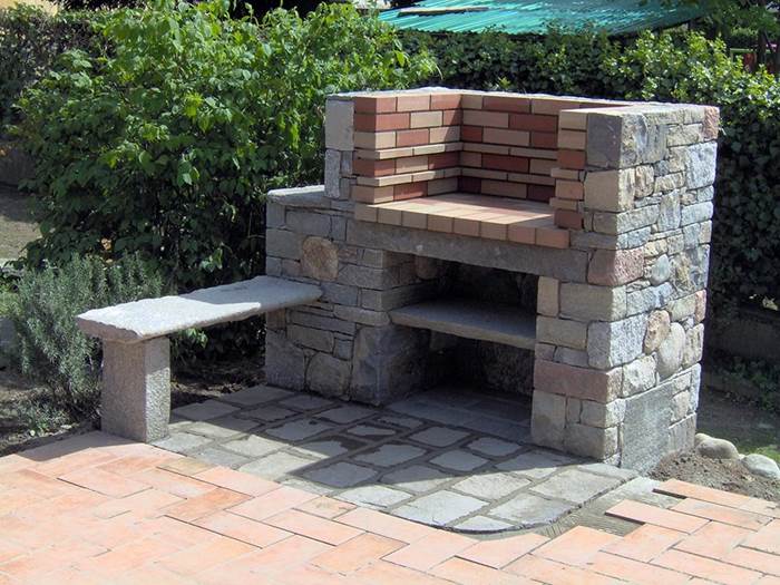 costruzione barbecue con mattoni refrattari