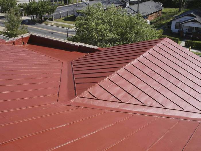 Particolare di tetto in plastica (www.lexiscoatings.com)
