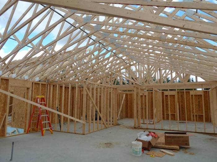 Tetto in legno lamellare in fase di costruzione