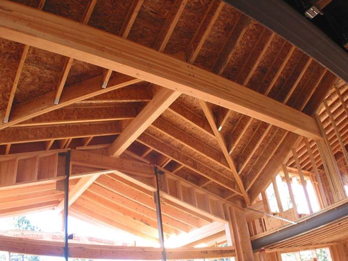 Tetto in legno lamellare con travi incrociate