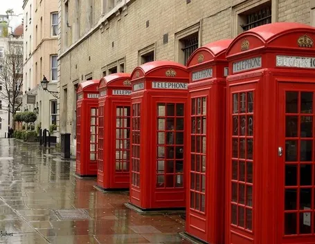 Le cabine telefoniche di Londra sono parte integrante dell'arredo urbano