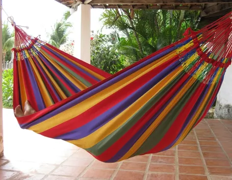 Un'amaca sul terrazzo può trasformare lo spazio esterno in un piccolo paradiso personale
