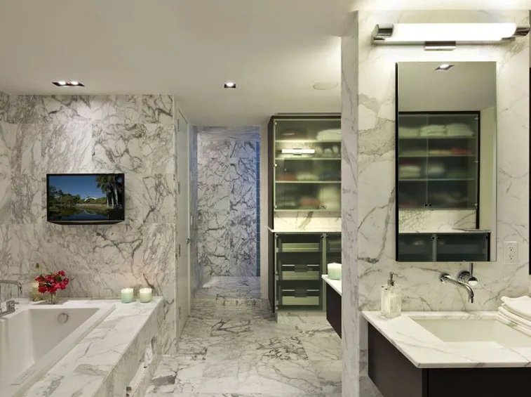 Bagno con complementi d'arredo moderni