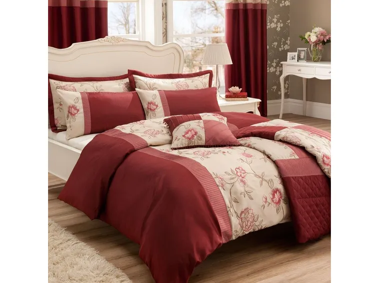Letto e tende abbinate