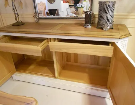 Una credenza bassa provvista di ante e cassetti.