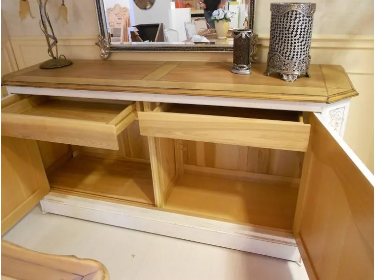 Una credenza bassa provvista di ante e cassetti.