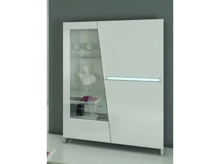 Una credenza moderna provvista di ante chiuse e ante di vetro.