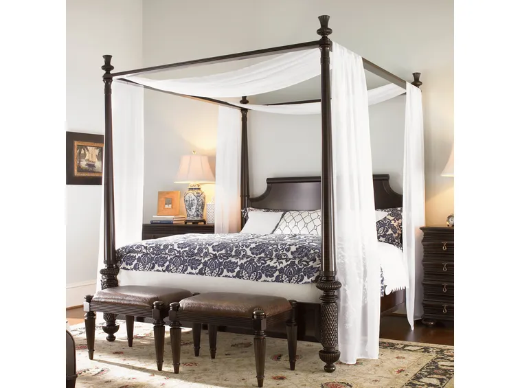 letto a baldacchino antico