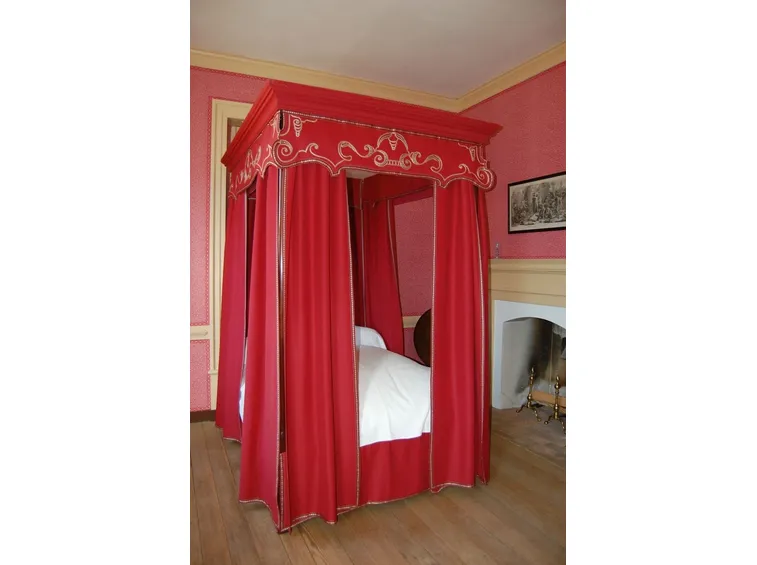 letto a baldacchino rosso