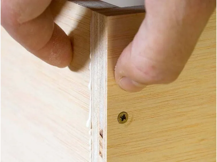 Assemblaggio del legno con viti