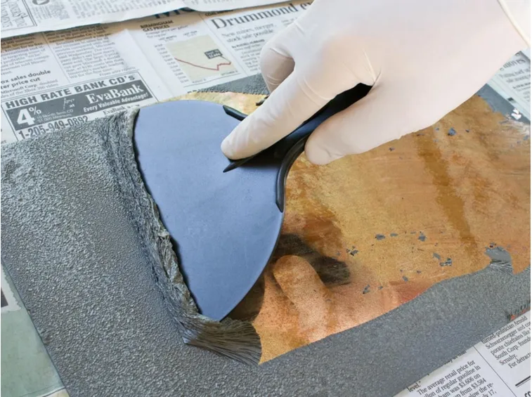 Rimozione della patina di vernice da una superficie in legno
