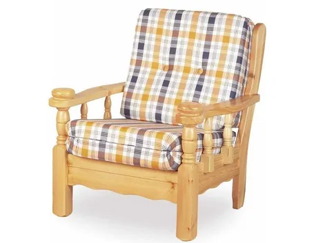 Poltrona in legno con imbottitura.