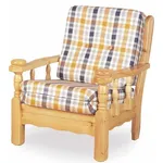Poltrona in legno con imbottitura.