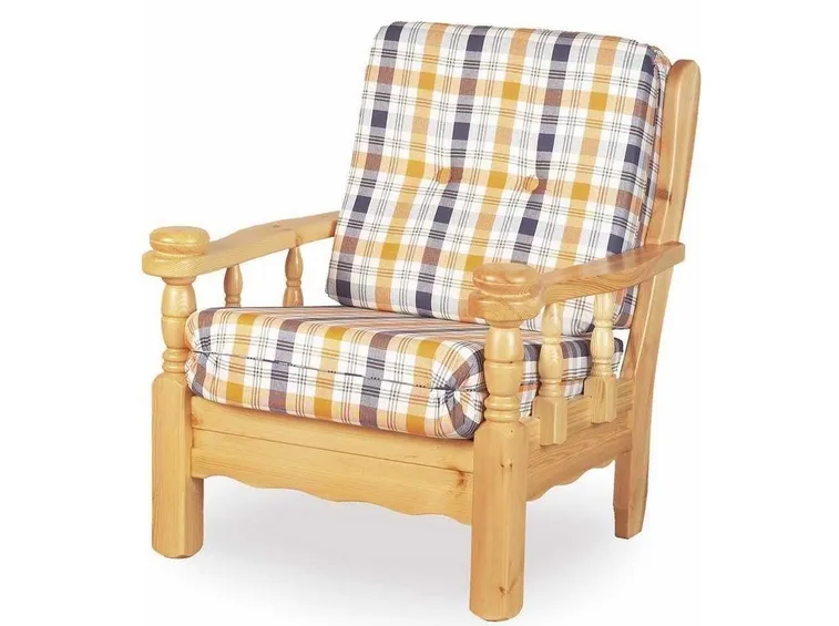 Poltrona in legno con imbottitura.