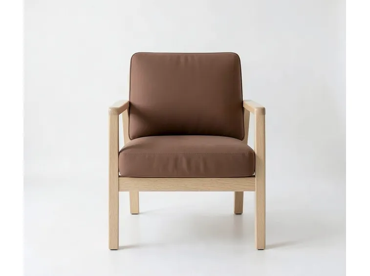 Poltrona in legno con imbottitura.