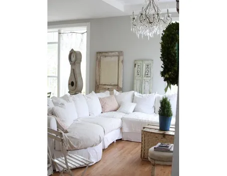 Esempio di una casa arredata in stile shabby chic dove il divano fa la differenza