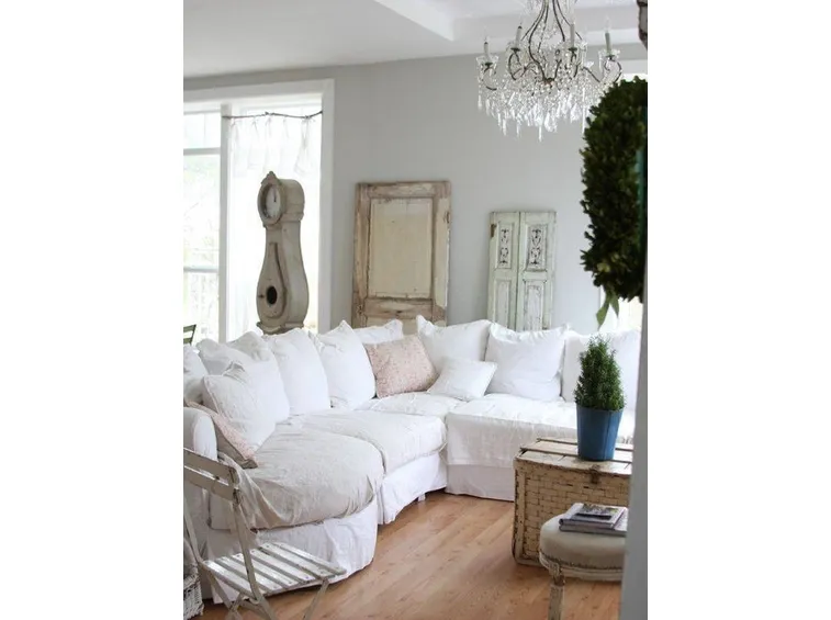 Esempio di una casa arredata in stile shabby chic dove il divano fa la differenza