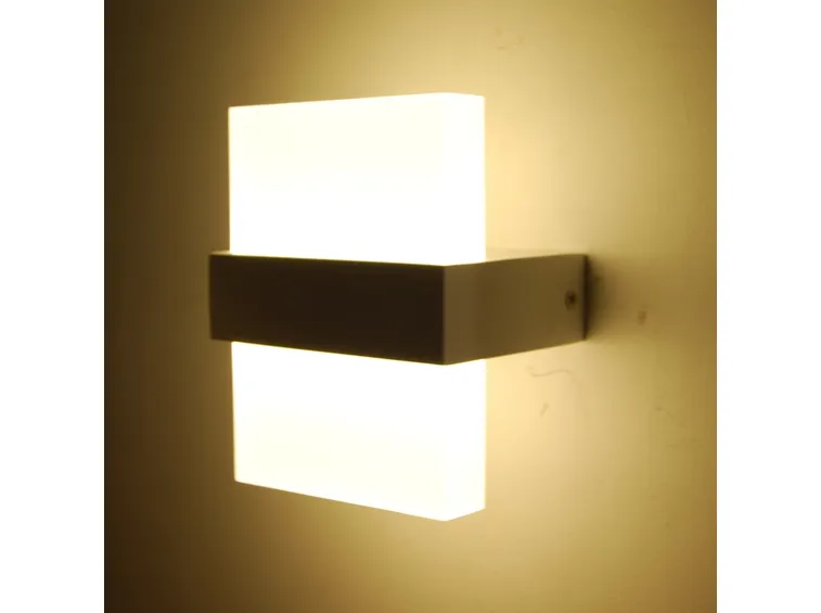 Esempio di lampada da muro con vetro opaco