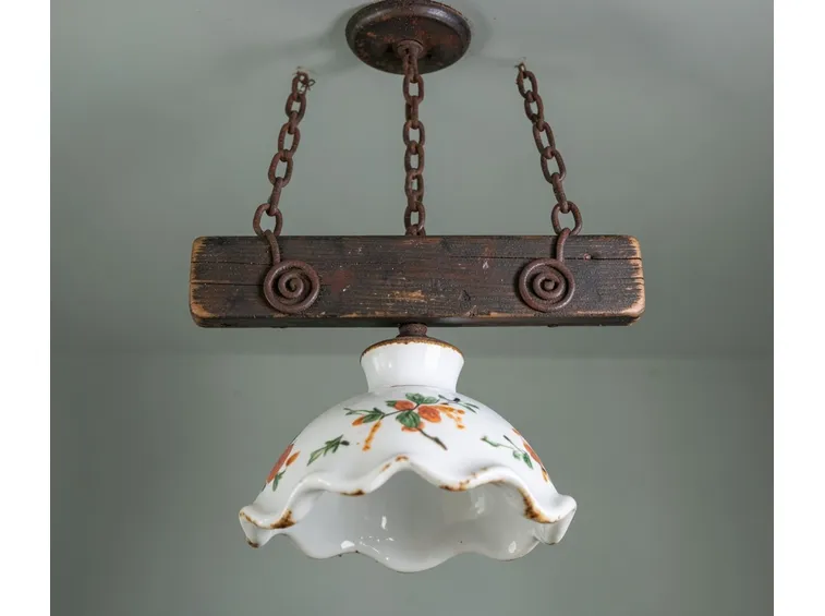 Un modello caratteristico di lampadario in legno/ceramica