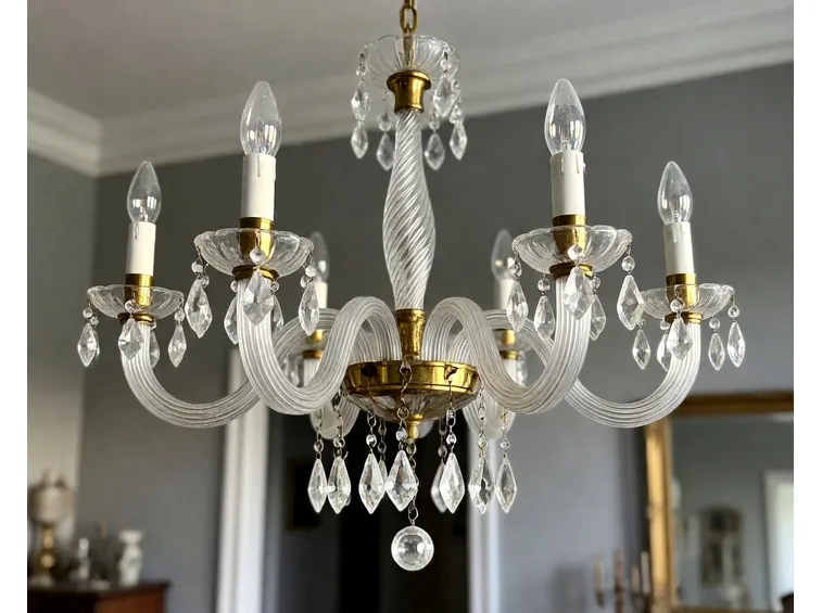 Un esemplare di lampadario in cristallo