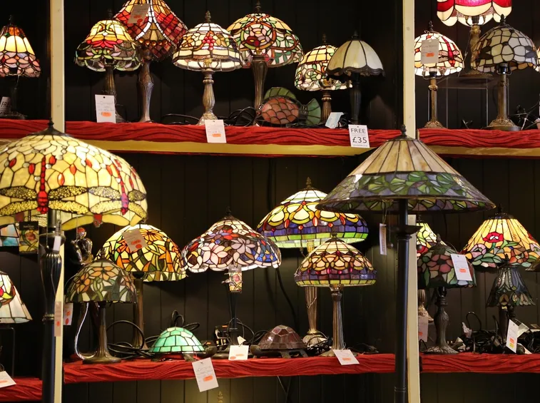 Esposizione di lampade Tiffany