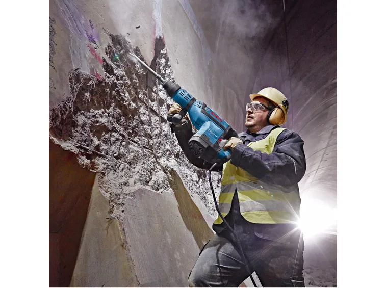 Trapano demolitore in azione