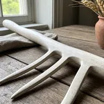 Un vecchio forcone di legno intagliato a mano