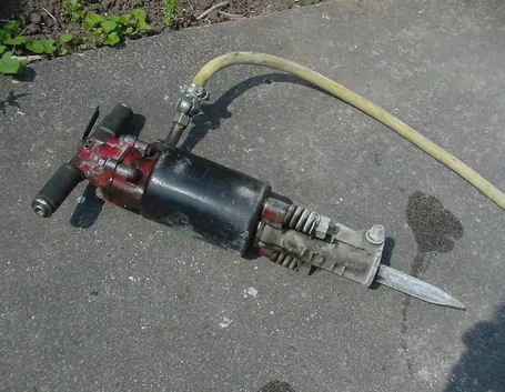 Un martello demolitore pneumatico per lavori stradali.