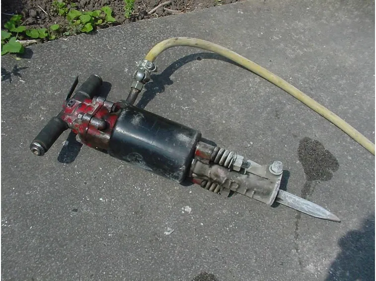 Un martello demolitore pneumatico per lavori stradali.