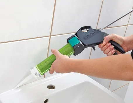 L'uso della pistola a silicone su un lavandino