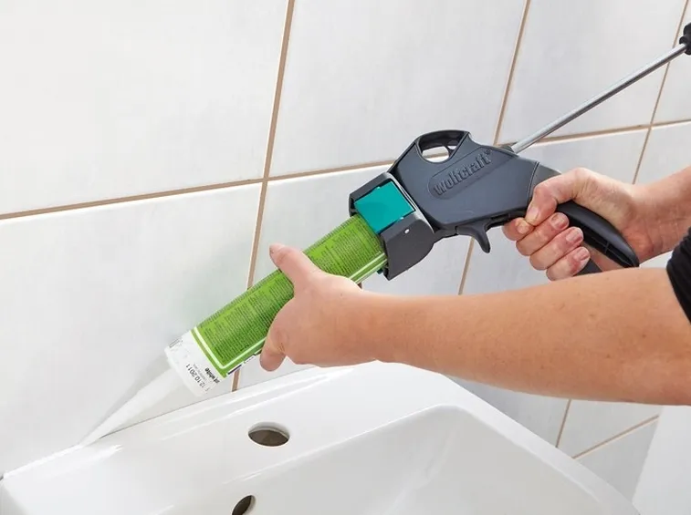 L'uso della pistola a silicone su un lavandino