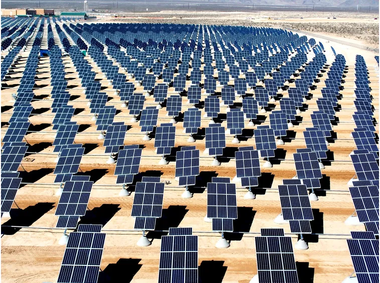 Pannelli fotovoltaici nel deserto